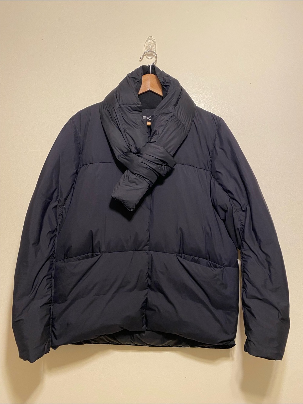 Uniqlo black Scarf-Collar Puffer Jacket. Size S